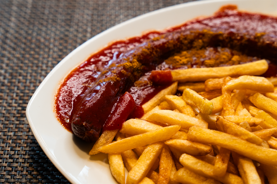 Currywurst mti Pommes